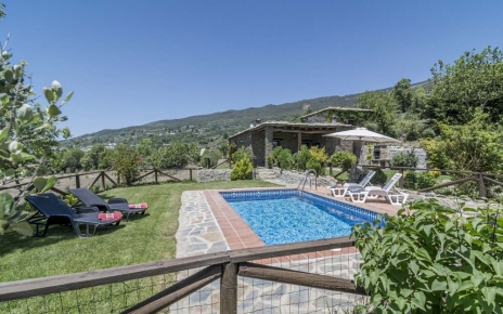 Zona de piscina con valla alrededor